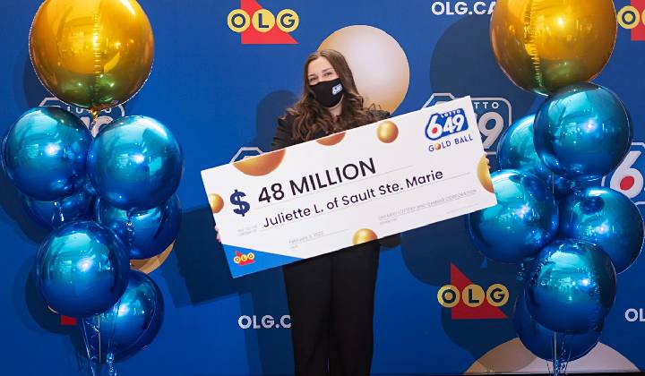 Jackpot: అదృష్టం ఈమెదే.. ఏకంగా రూ. 290 కోట్ల లాటరీ గెలిచింది..