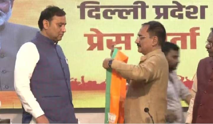 AAP: ఆమ్ ఆద్మీ పార్టీకి గట్టి ఎదురుదెబ్బ.. బీజేపీ గూటికి ఢిల్లీ కౌన్సిలర్..