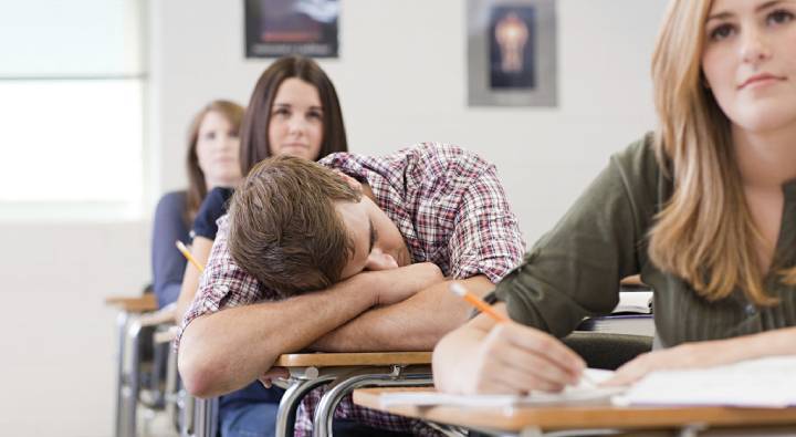 Exam Hall: హాల్ నిండా అమ్మాయిలే.. చూసి తట్టుకోలేక స్పృహ తప్పిపోయాడు