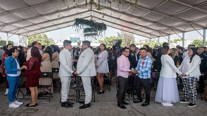 Mexico: ప్రేమికుల రోజు.. ఒక్కటైన వందలాది స్వలింగ జంటలు