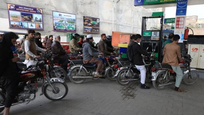 Pakistan Minister: ఫిల్లింగ్ స్టేషన్ల యజమానులకు పాక్‌ మంత్రి హెచ్చరిక