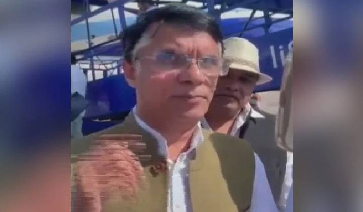 Pawan Khera Arrest: కాంగ్రెస్ లీడర్ పవన్ ఖేరాని విమానం నుంచి దించి.. అరెస్ట్ చేసిన పోలీసులు..