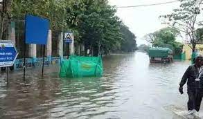 Rains : తమిళనాడును ముంచెత్తిన వానలు.. స్కూళ్లు బంద్