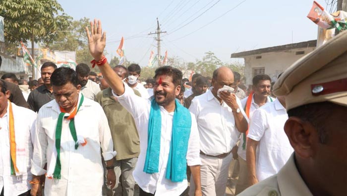 Revanth Reddy : ఆ దుశ్శాసనుడు కలెక్టరమ్మ చేయిపట్టి లాగాడు