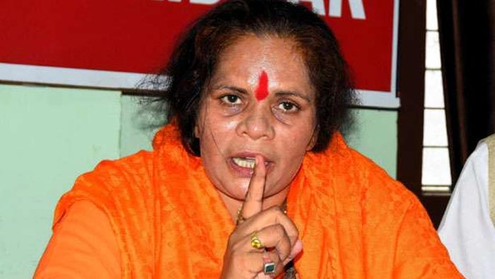Sadhvi Prachi : హ్యాండ్‌బ్యాగ్‌లో లిప్‌స్టిక్‌ కాదు కత్తులు పెట్టుకోండి..