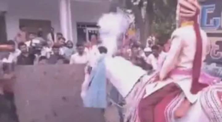 Viral Video: బాంబు పేలింది.. పెళ్లికొడుకుతో గుర్రం తుర్రుమంది