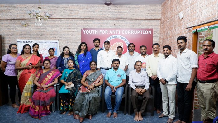 Youth For Anti-Corruption: ప్రభుత్వ ఉద్యోగులు ఐడీ కార్డులు ధరించాలి..