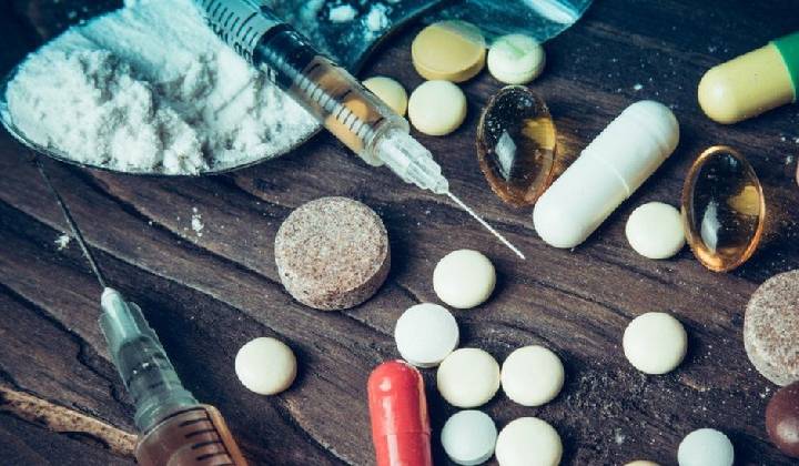 Smuggling: బోటులో డ్రగ్స్.. చెరువులో బంగారు బిస్కెట్లు..