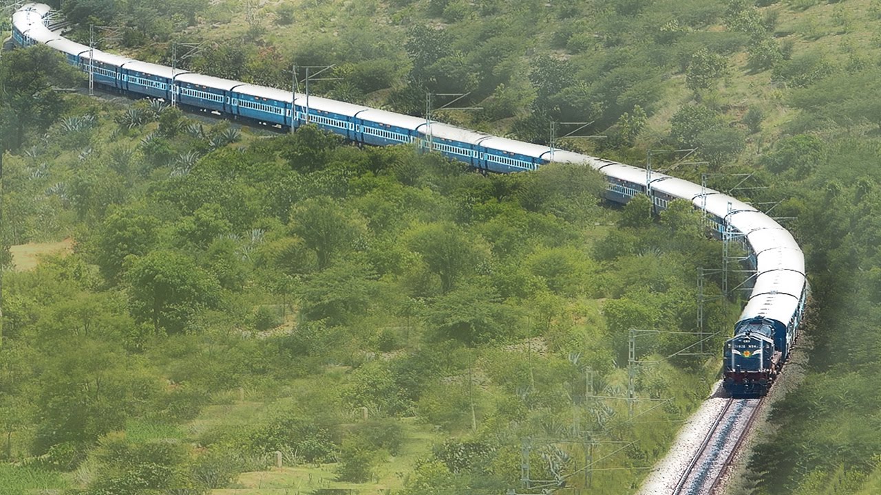 Huge Train: అబ్బో ఎంత పెద్ద రైలో దీన్ని లాగాలంటే నాలుగైదు ఇంజన్లు కావాల్సిందే