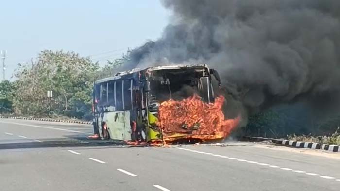 Bus fire in Suryapet: బైకును ఢీ కొట్టిన రాజధాని బస్సు.. మంటలు చెలరేగడంతో ప్రయాణికులు