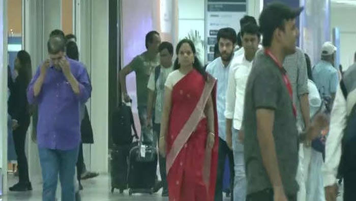 MLC Kavitha : ఢిల్లీకి వెళ్లిన కవిత.. నేడు రౌండ్‌ టేబుల్‌ సమావేశం