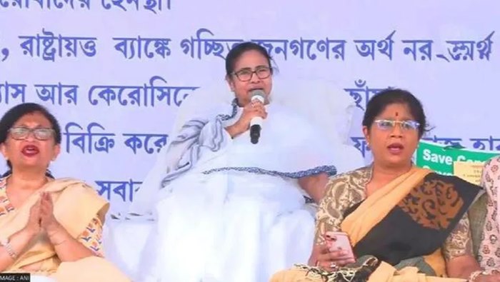 Mamata Benerjee: కేంద్ర స‌ర్కార్‌పై దీదీ పాట.. నిధులు రిలీజ్‌ చేయడం లేదంటూ నిరసన గాత్రం