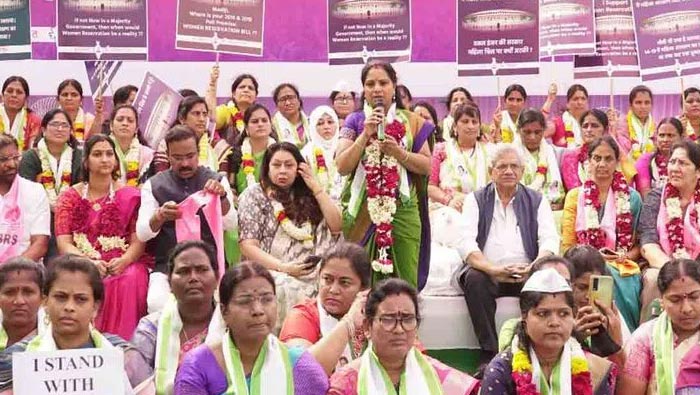 MLC Kavitha : మహిళ రిజర్వేషన్ అంశము రాజకీయం చేయడానికి కాదు