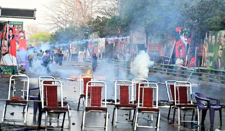 Imran Khan Arrest: రణరంగంగా పాకిస్తాన్.. ఇమ్రాన్‌ను అరెస్ట్ చేసేందుకు పోలీసులు, ఆర్మీ విఫలయత్నం..