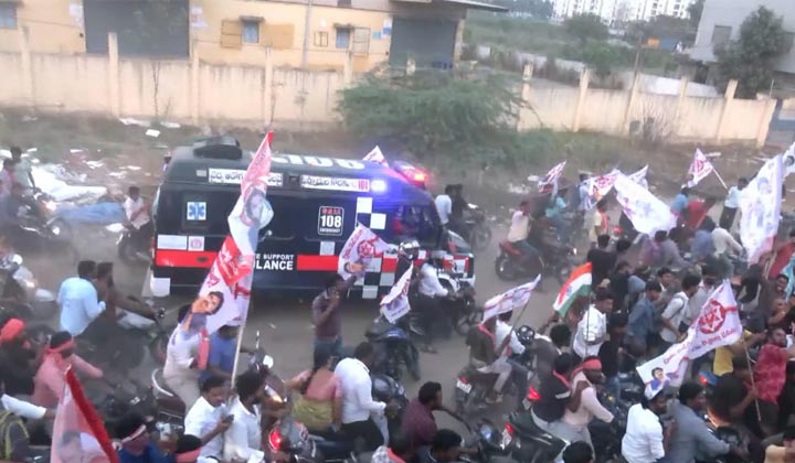 Pawan Kalyan:  వారాహి ఆపి అంబులెన్స్‌ కు దారి ఇచ్చిన జనసేనాని