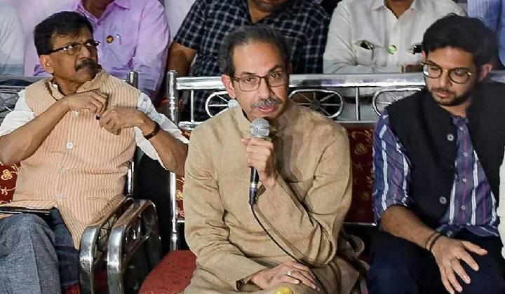 Uddhav Thackeray: పరువు నష్టం కేసులో ఉద్ధవ్ ఠాక్రే, సంజయ్ రౌత్‌కు హైకోర్టు సమన్లు..
