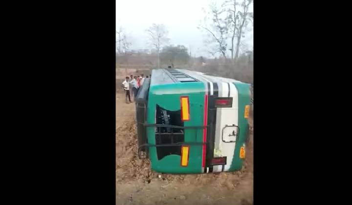 Bus Overturn: 40 మందితో వెళ్తున్న బస్సు బోల్తా..