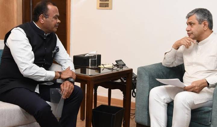 Komatireddy Venkat Reddy: రైల్వే మంత్రితో కోమటిరెడ్డి వెంకట్ రెడ్డి భేటీ..