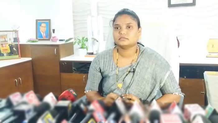 Mayor Sravanthi: నాపై దాడి రాజకీయ కుట్రలో భాగమే.. ఎస్టీ మహిళకు తీవ్ర అవమానం..!