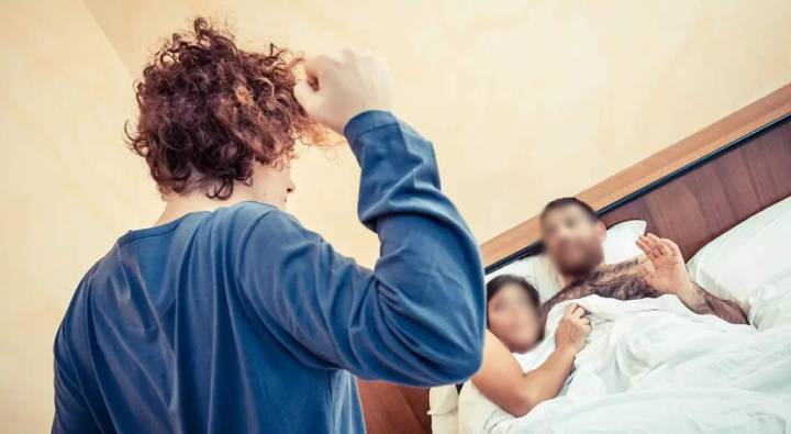 Illegal Affair : మందుకొట్టి నిద్రపోయాడు.. లేచే సరికి పెళ్లాం పక్కలో ప్రియుడు.. తట్టుకోలేక