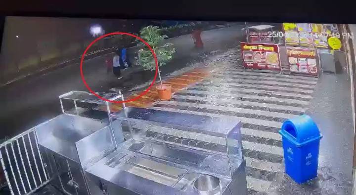 Road Accident : పాదాచారుల ప్రాణాలు తీసిన బైక్ రైడర్