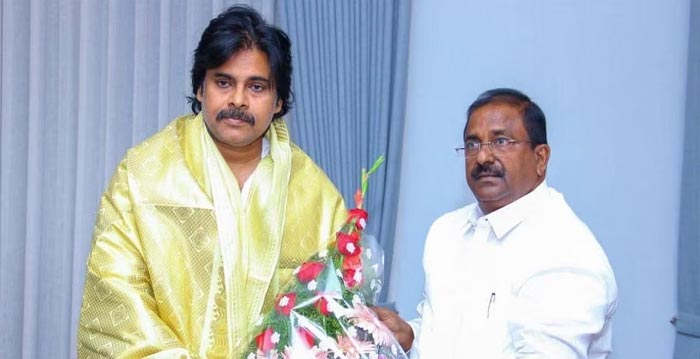 AP Politics: హస్తినలో ఏపీ రాజకీయం.. మొన్న పవన్, నేడు సోము.. ఏం జరుగుతోంది?