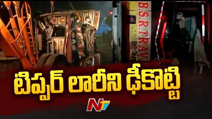 Road Accident: బెజవాడలో ప్రైవేట్ బస్సు బోల్తా