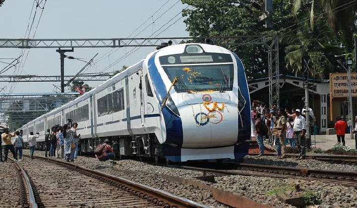 Vande Bharat Express: వేగాన్ని అందుకోలేకపోతున్న వందేభారత్.. సగటు వేగం గంటకు 83 కిలోమీటర్లే..