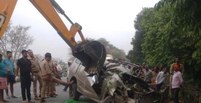 Car collides: చెట్టును ఢీకొన్న కారు.. ఆరుగురు మృతి