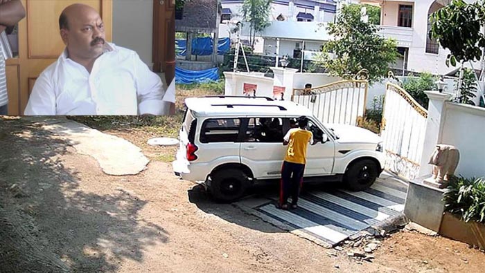 Dharmapuri Sanjay : కాంగ్రెస్‌ నేత ధర్మపురి సంజయ్ ఇంటిపై దాడి