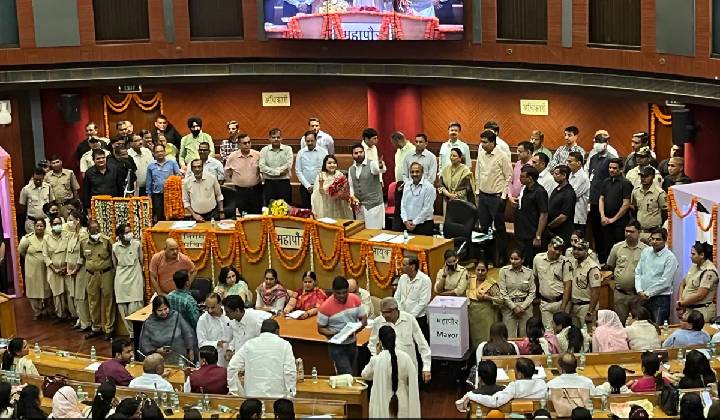 Delhi Mayor Election: ఢిల్లీ మేయర్‌గా షెల్లీ ఒబెరాయ్.. నామినేషన్ విత్‌డ్రా చేసుకున్న బీజేపీ..