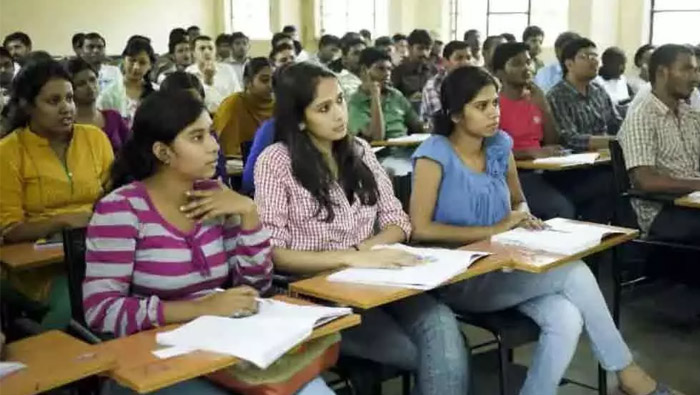 Violation of Regulations : నిబంధనలు గాలికి.. సెలవుల్లోనూ కాలేజీలు