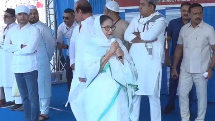 Mamata Banerjee: రాజ్యాంగాన్ని.. చరిత్రను మార్చే కుట్ర జరుగుతోంది..