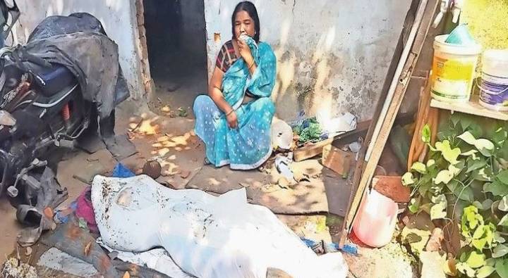 Protest : కూతురి శవంతో 30గంటల పాటు ఆమె ప్రియుడి ఇంటి ముందు తల్లి ధర్నా