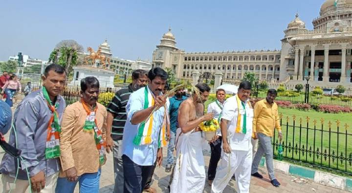 Karnataka : బీజేపీ పాలన అవినీతిమయం.. గోమూత్రంతో అసెంబ్లీని శుద్ధి చేసిన కాంగ్రెస్