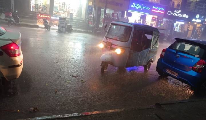 Bengaluru Rains: బెంగళూర్‌లో భారీ వర్షం.. ఏపీకి చెందిన ఒకరు మృతి..