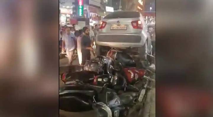 Viral : కారు డ్రైవింగ్ రాకపోతే ఇంట్లో బజ్జో తల్లి.. అంతేగానీ రోడ్డుపై జనాల ప్రాణం తీయకు