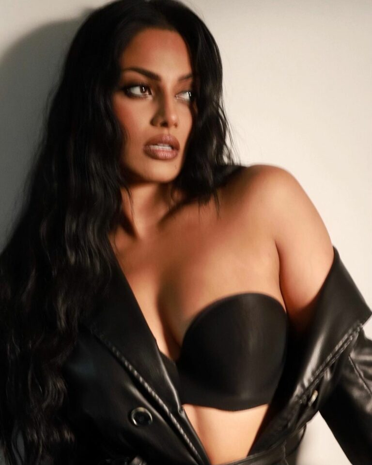 Chandrika Ravi: అందాలు దాగనంటున్నాయా.. బట్టలు కూడా నిలవడం లేదా పాప