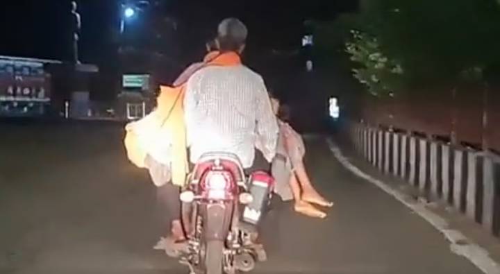 Viral: హృదయ విదారకం.. కూతురి మృత‌దేహాన్ని బైక్‌పై తీసుకెళ్లిన తండ్రి