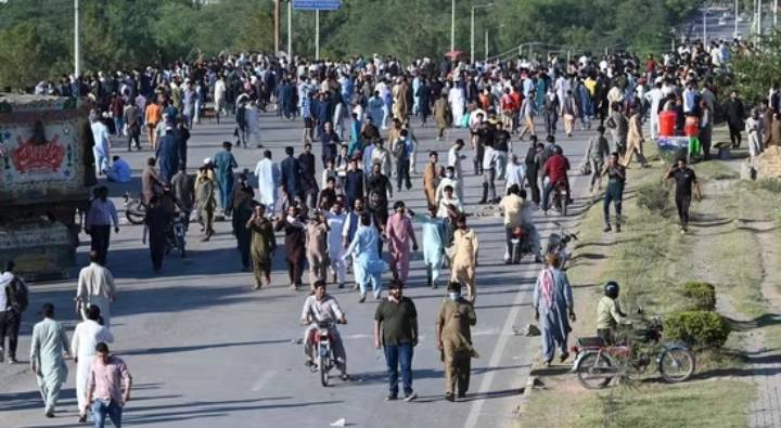 Imran Khan Arrest: ఇమ్రాన్ ఖాన్ అరెస్టుతో అట్టుడుకుతున్న పాక్