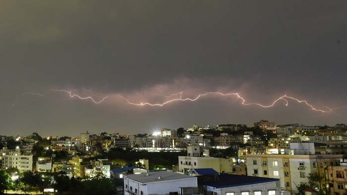 Telangana Rain: నేడు రాష్ట్రంలో ఉరుములు, మెరుపులతో వర్షాలు.. వాతావరణ కేంద్రం వెల్లడి