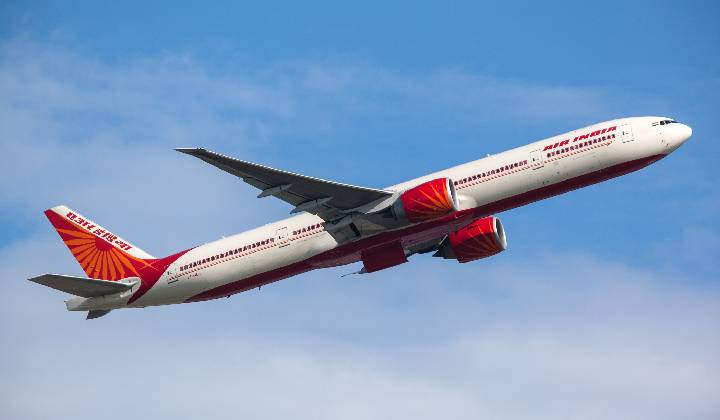 Air India: కాక్‌పిట్‌లోకి స్నేహితురాలిని తీసుకెళ్లిన పైలెట్ సస్పెండ్.. రూ.30 లక్షలు జరిమానా..