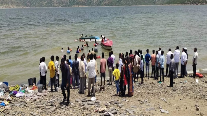 Boat Accident: అవుకు రిజర్వాయర్‌లో పడవ బోల్తా.. ఇద్దరు గల్లంతు
