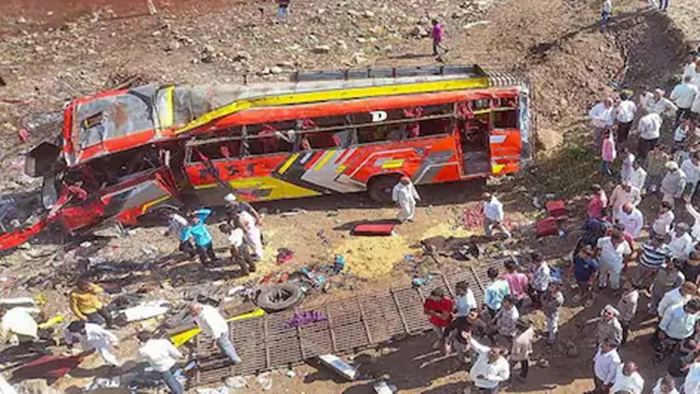Bus Accident: అదుపుతప్పి నదిలో పడిన ప్రైవేట్ బస్సు.. 24 మంది మృతి