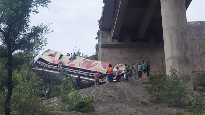 Bus Accident: లోయలో పడిన బస్సు.. 10 మంది మృతి, 20 మందికి గాయాలు