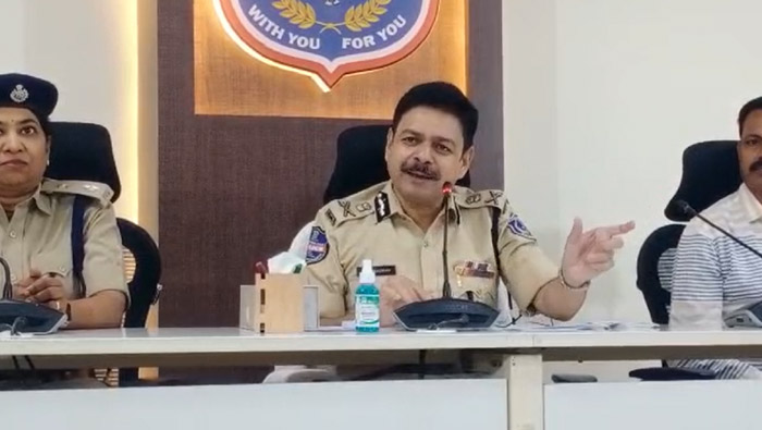 Fake Insurance Gang : నకిలీ ఇన్సూరెన్సు ముఠా గుట్టు రట్టు.. వీళ్ల తెలివి తగలెయ్య..