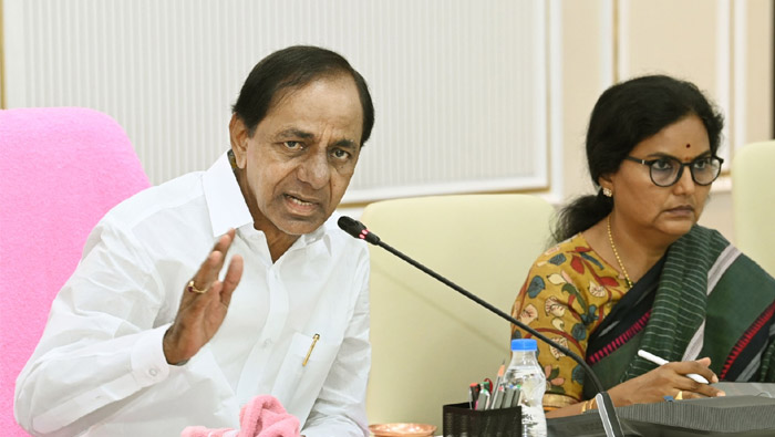 CM KCR : కొత్త సెక్రటేరియట్‌లో సీఎం కేసీఆర్‌  తొలి సమీక్షా దానిపైనే
