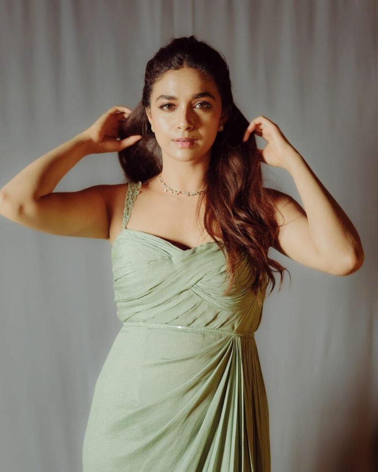 Keerthi Suresh: స్లీవ్ లెస్ లో కీర్తి అందాలు..