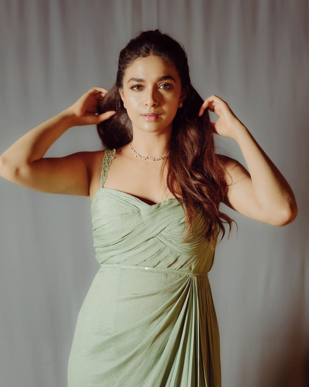 Keerthi Suresh: స్లీవ్ లెస్ లో కీర్తి అందాలు..