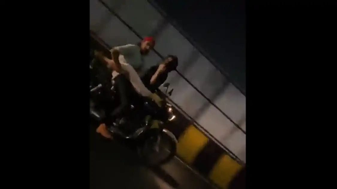 Viral news : ఓరి నాయనో..కొంచెం కూడా సిగ్గులేదేంట్రా బాబు.. బైకుపైనే పాడుపని.. ఛీ..